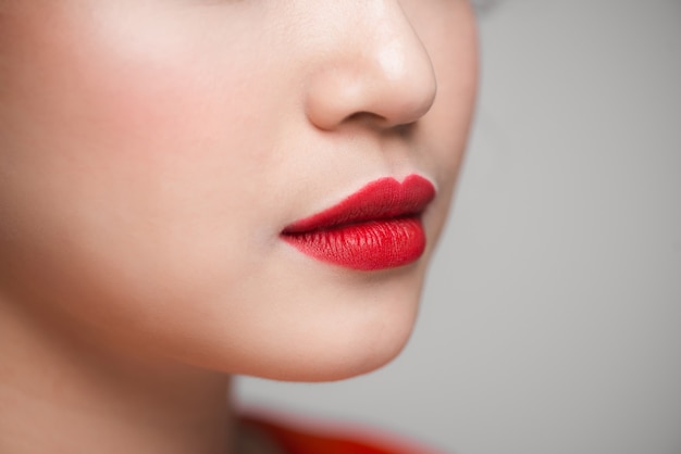 아름 다운 완벽 한 빨간 입술의 클로즈업입니다. 선택적 초점입니다.