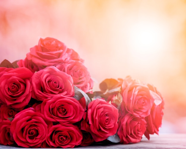 Da vicino belle bouguet di rose rosse con sfondo chiaro incandescente per il giorno di san valentino e il tema dell'amore