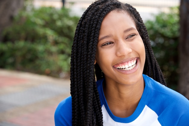 Крупным планом красивая улыбается афро-американских девушка с косами