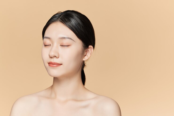 Photo 닫기 최대 아름 다운 웃는 젊은 아시아 여자 절연. 하얀 피부