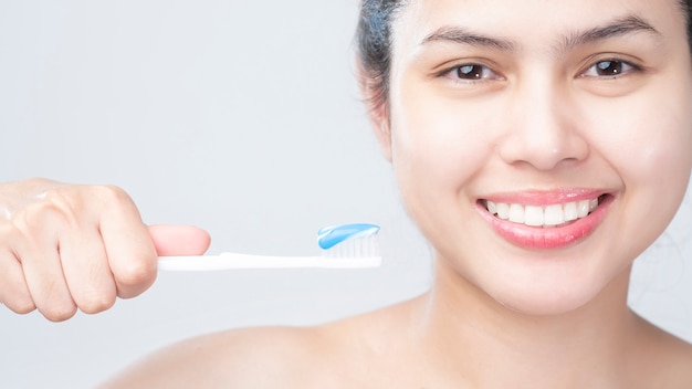 Photo close up beautiful teeth  woman  and toothpaste