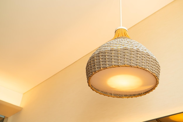 Фото Крупный план красивый плетеный светильник с освещением в комнате