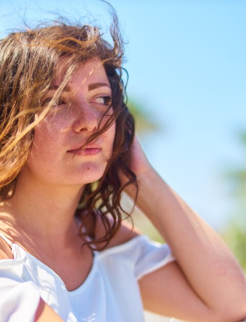 Foto close-up di una bella donna contro il cielo