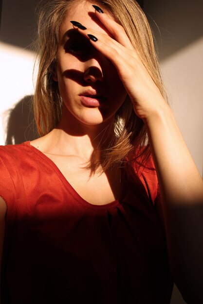 Photo close-up of beautiful woman covering face with hand