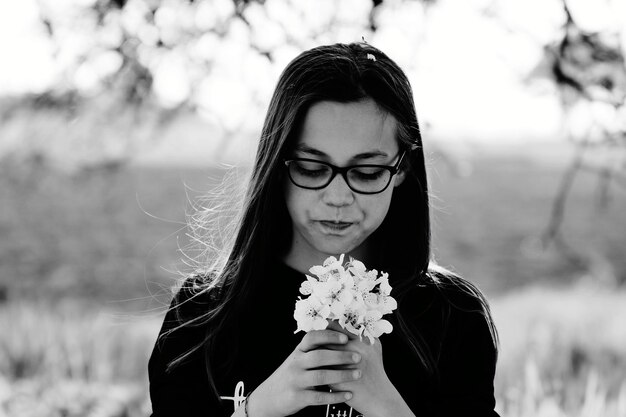 Foto close-up di una bella donna che tiene dei fiori