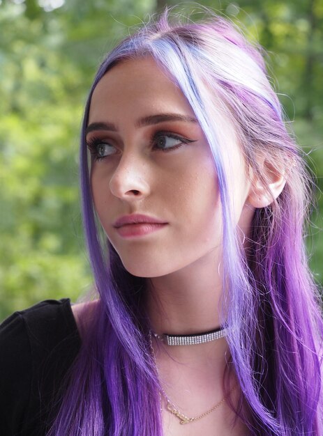 Photo close-up of beautiful woman looking away while standing outdoors