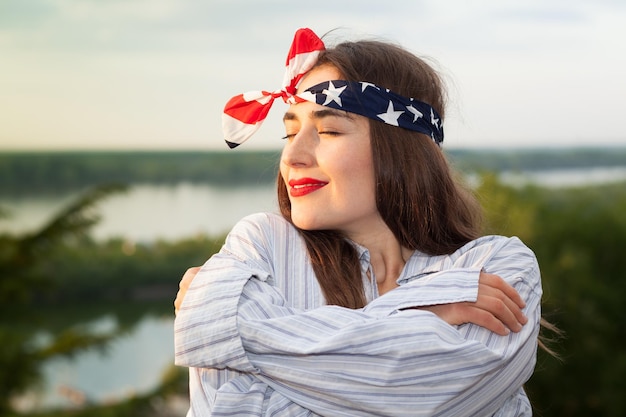 Foto close-up di una bella donna che indossa una bandana contro il cielo