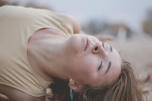 Photo close-up of beautiful woman with eyes closed at beach