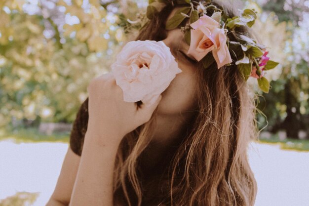 Foto close-up di una bella donna con dei fiori