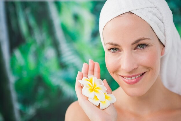 Foto chiuda in su di bello fiore della holding della giovane donna