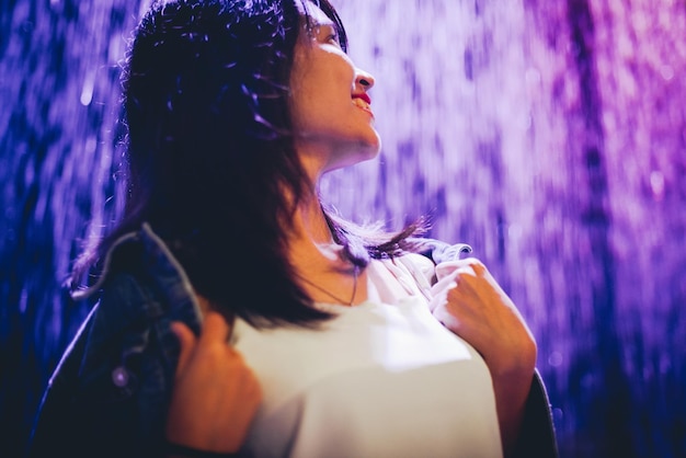 Photo close-up of beautiful young woman looking away