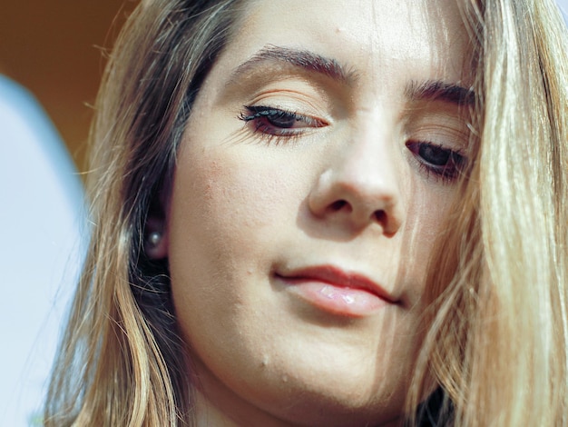 Photo close-up of beautiful young woman looking down
