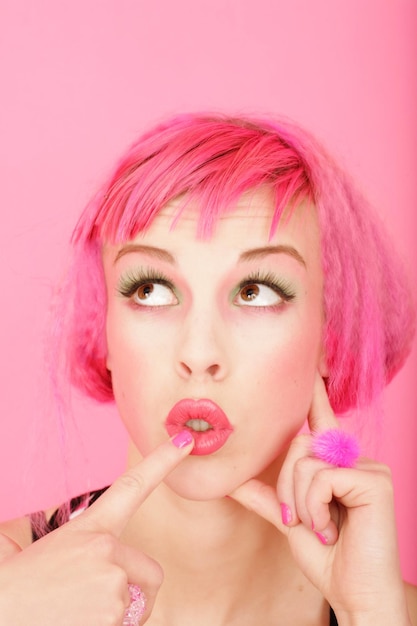 Photo close-up of beautiful young woman over pink background