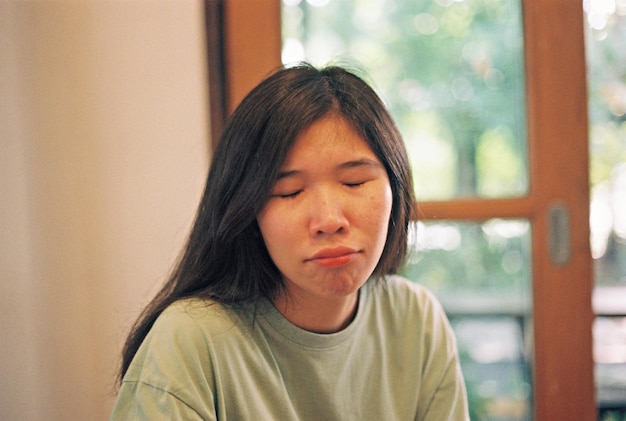집에서 걱거리는 아름다운 젊은 여성의 클로즈업