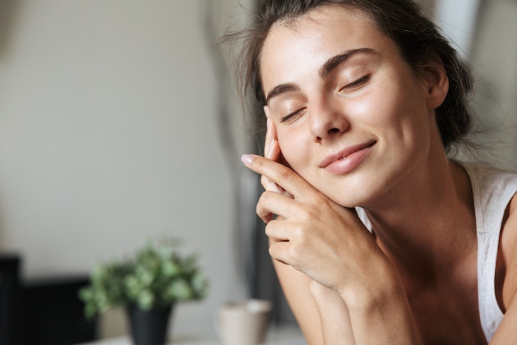 Photo close up of a beautiful young woman relaxing on a couch at home