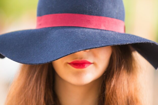 Foto close-up di una bella giovane donna che indossa un cappello