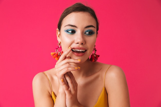 Foto chiuda in su di bella giovane donna con trucco luminoso