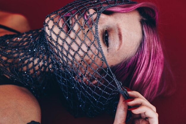 Photo close-up of beautiful young woman with net scarf