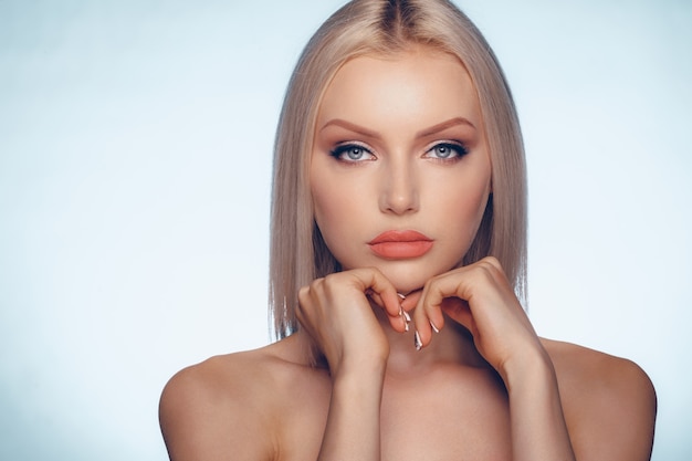 Крупным планом портрет красоты блондинки с идеальной кожей и пухлыми губами