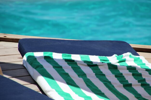 Photo close-up of bed at poolside