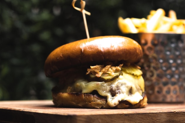 Foto close-up di un hamburger di manzo sul tavolo