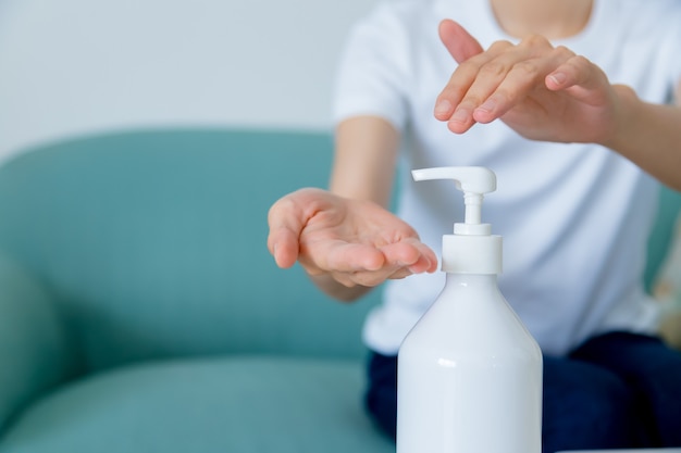 Close-up beeld van aziatische vrouw met behulp van alcohol gel ontsmettingsmiddel wassen hand ter bescherming tegen coronavirus. hygiëne en gezondheidszorg concept.