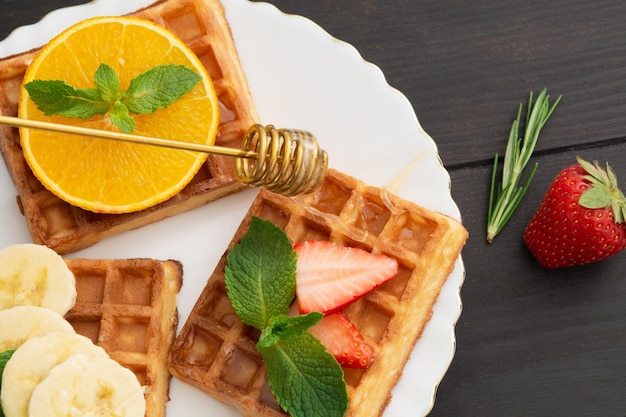 Close-up beeld van belgische wafels met verschillende soorten fruit en bessen