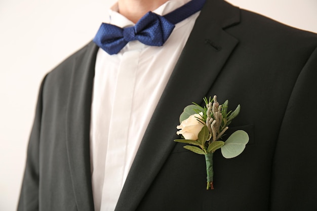 Close-up beeld van bruidegom met mooie corsages