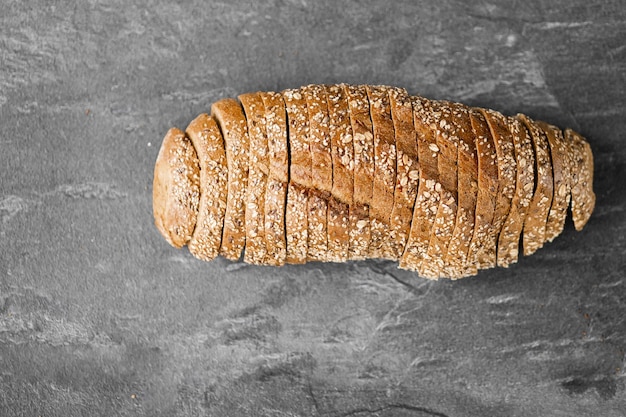 Close-up beeld van een brood snijden op een witte achtergrond geïsoleerde donkere background