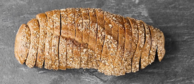 Close-up beeld van een brood snijden op een witte achtergrond geïsoleerde donkere background