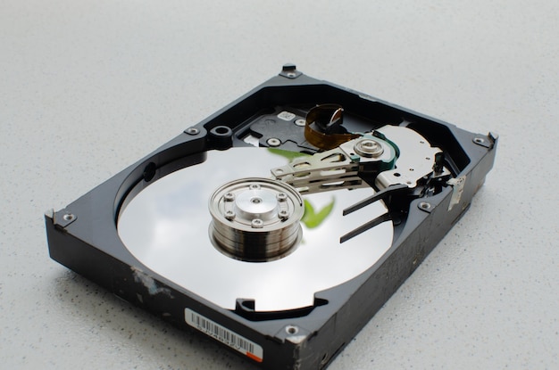 Foto close-up beeld van een open hdd met de magnetische schijven en leeskoppen digitale opslagtechnologie