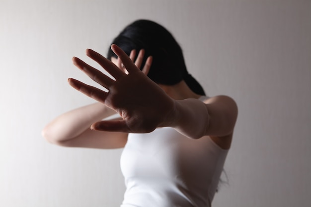 Close-up beeld van een vrouw uitgestrekte hand en hand stopbord tonen