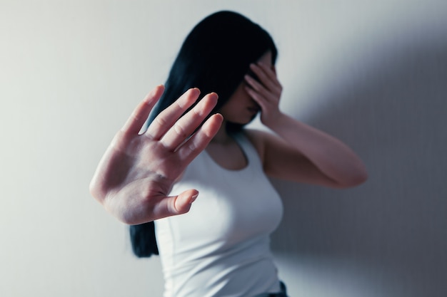 Close-up beeld van een vrouw uitgestrekte hand en hand stopbord tonen