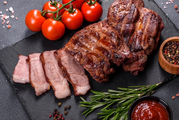 Close-up beeld van heerlijke gegrilde rundvlees medaillons geserveerd op tafel