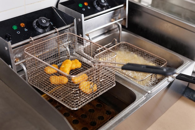 Foto close-up beeld van het koken van kip nugget tempura in deep fry in de keuken