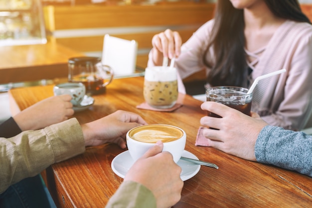 Close-up beeld van mensen die graag samen koffie drinken in café