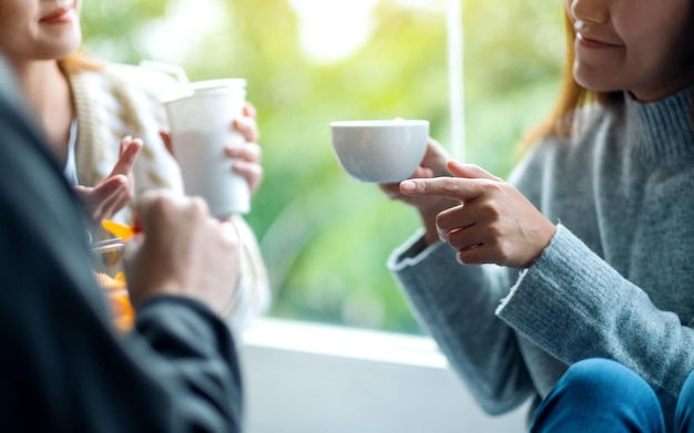 Close-up beeld van mensen die graag samen praten en koffie drinken