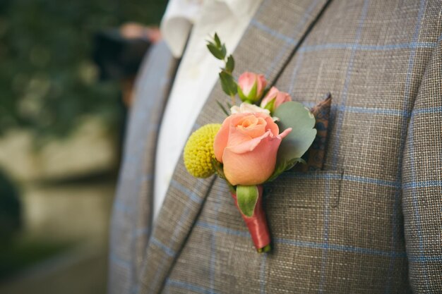 Foto close-up beeld van mooie corsages op het jasje van de bruidegom zachte focus op corsages artwork