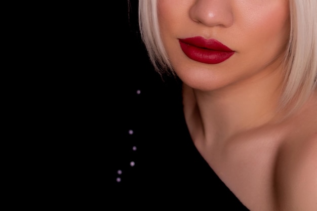 Close-up beeld van mooie vrouwelijke lippen met professionele rode lippenstift