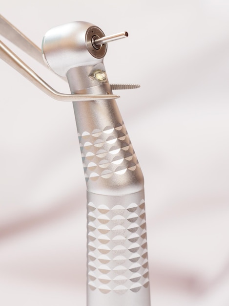 Close-up beeld van pincet en highspeed tandheelkundige handstuk op onscherpe achtergrond Medische hulpmiddelen concept