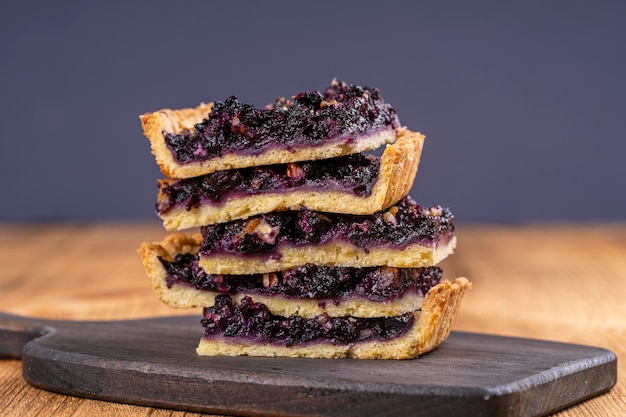 Close-up beeld van stukjes bosbessentaart Zelfgemaakt biologisch dessert Bosbessentaart met walnoot