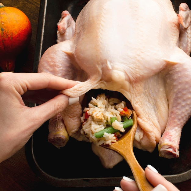 Foto close-up beeld van turkije voorbereiding voor thanksgiving