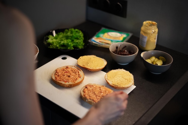 Close-up beeld van veganistische hamburgerbroodjes tijdens het kookproces op de keukentafel