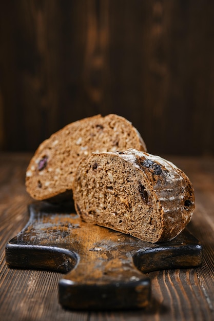 Close-up beeld van vers rogge bruin brood op houten snijplank