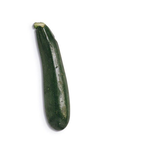 Foto close-up beeld van verse groene courgette geïsoleerd op witte achtergrond toegevoegd kopieerruimte voor tekst