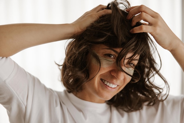 Close-up beeld van vrouw met groene vlekken thuis kijk naar spiegel