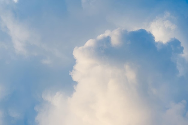 Close-up beeld van witte pluizige wolken natuur hemel abstracte achtergrond