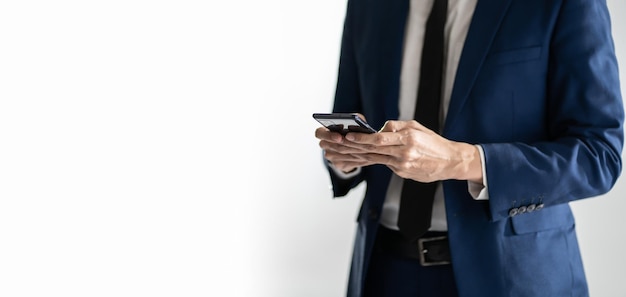 Close-up beeld van zakenman hand met slimme telefoon