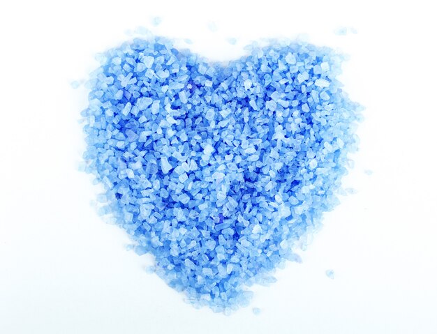 Close-up beeld van zeezout voor spa in hartvorm