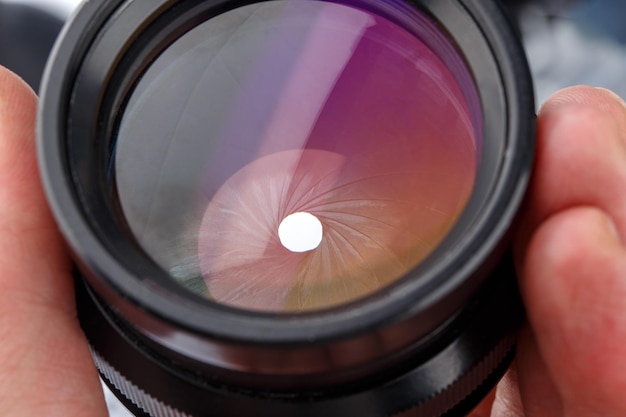 Close-up beeld van zwarte grootformaat fotografische lens met gesloten iris-openingseenheid met 20 bladen